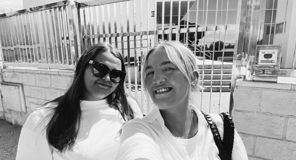 Selfie av Linde Lie og Charlotte Lothe.